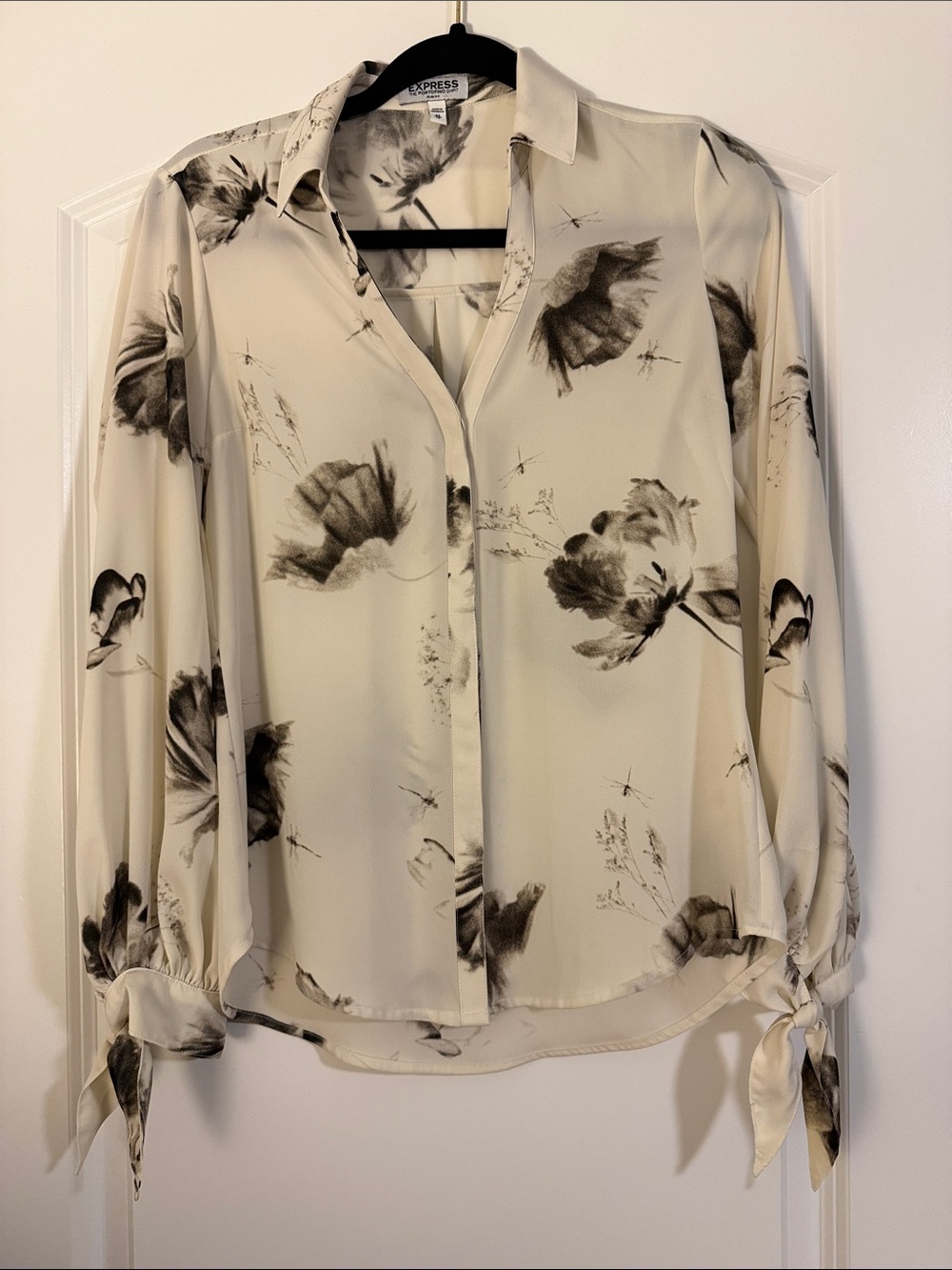 Express PortofinoWomen's Cream Floral Tie-Cuff Blouse XS